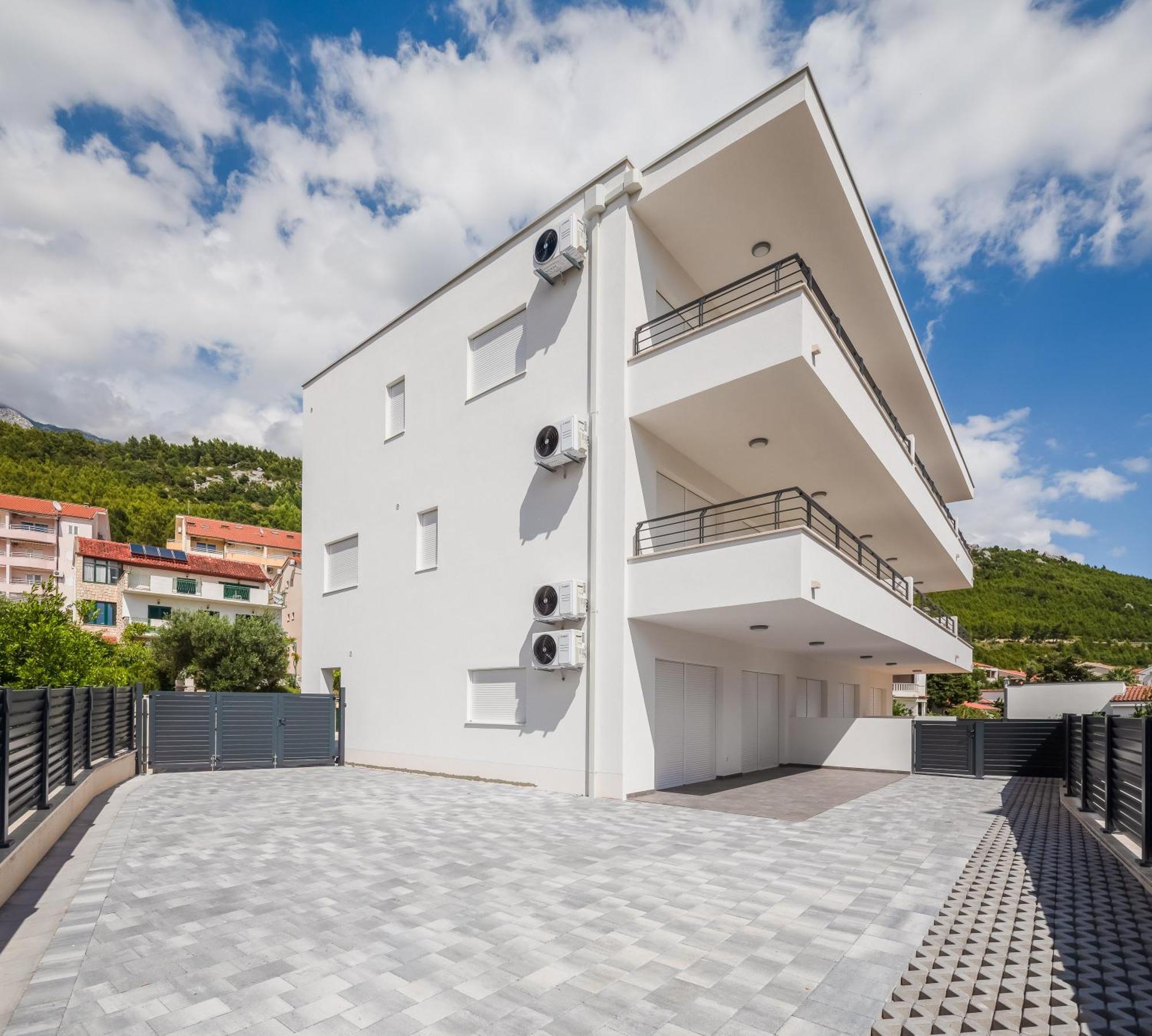 Apartment Tt - With Private Parking *