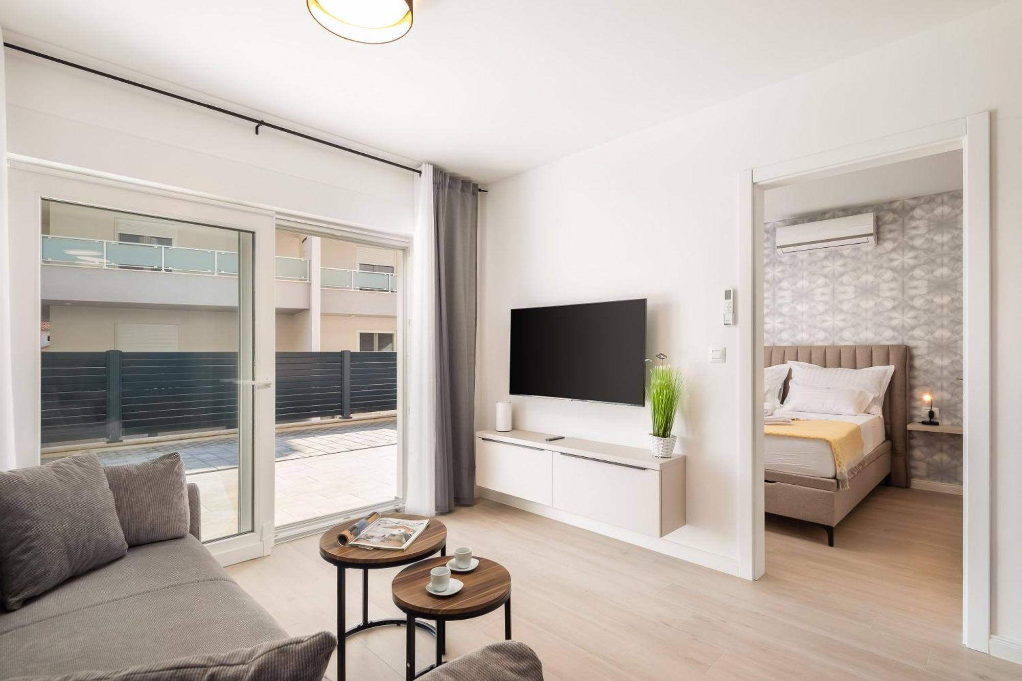 Tt - With Private Parking Apartment Promajna
