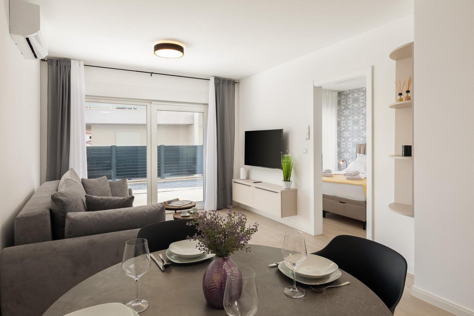 Apartment Tt - With Private Parking Promajna