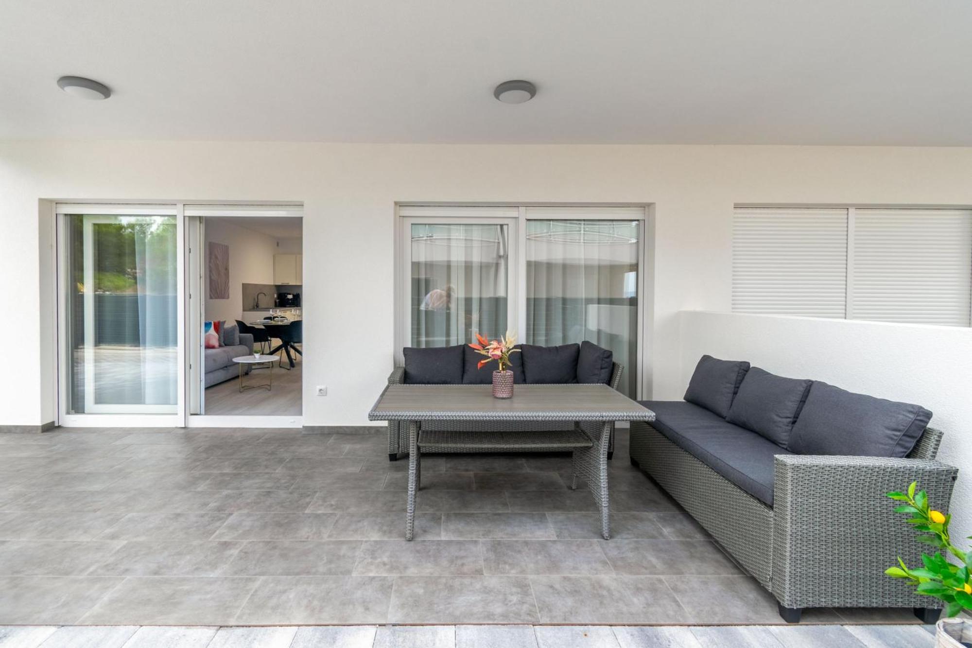 Apartment Tt - With Private Parking Promajna