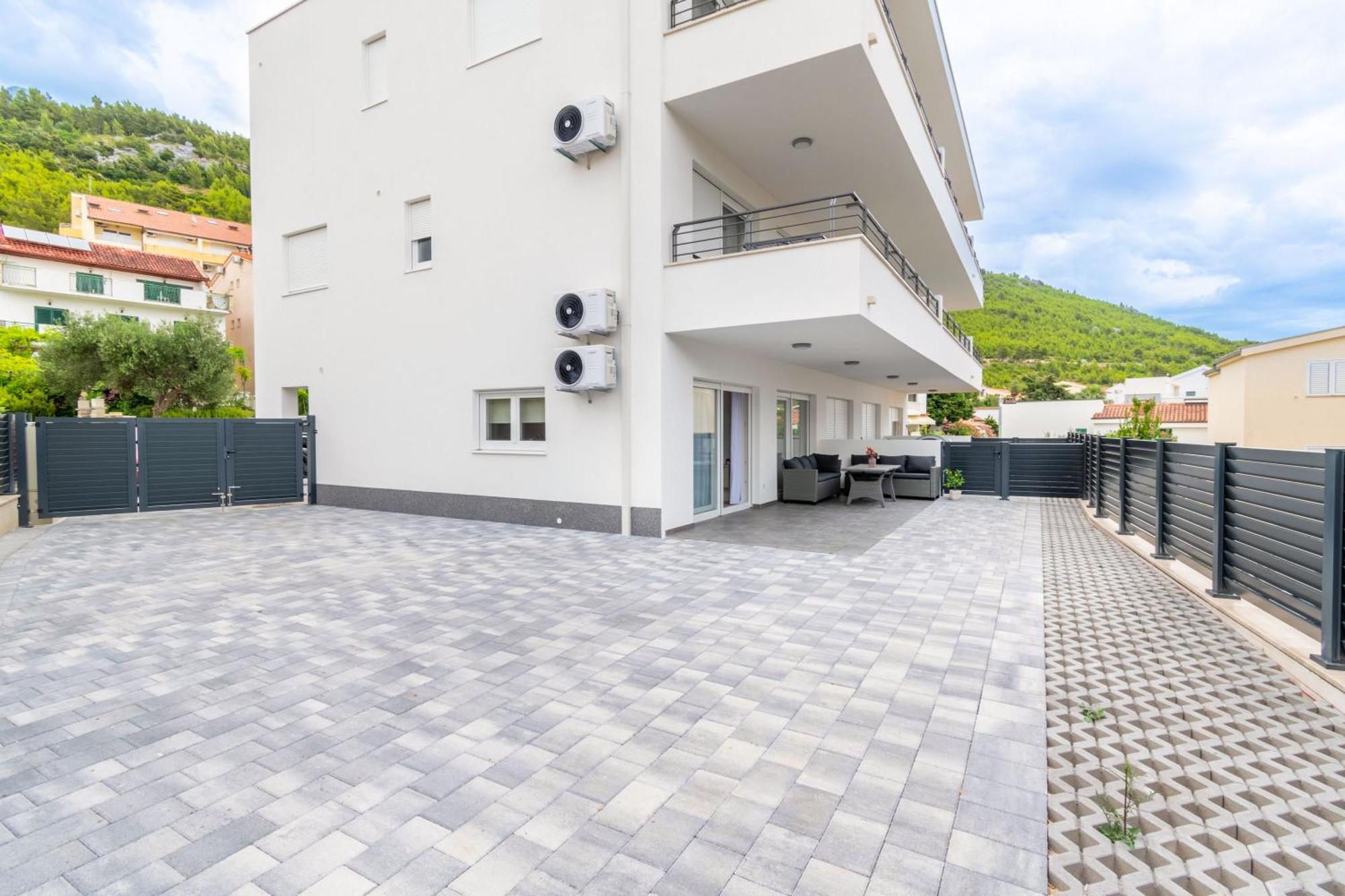 Apartment Tt - With Private Parking *